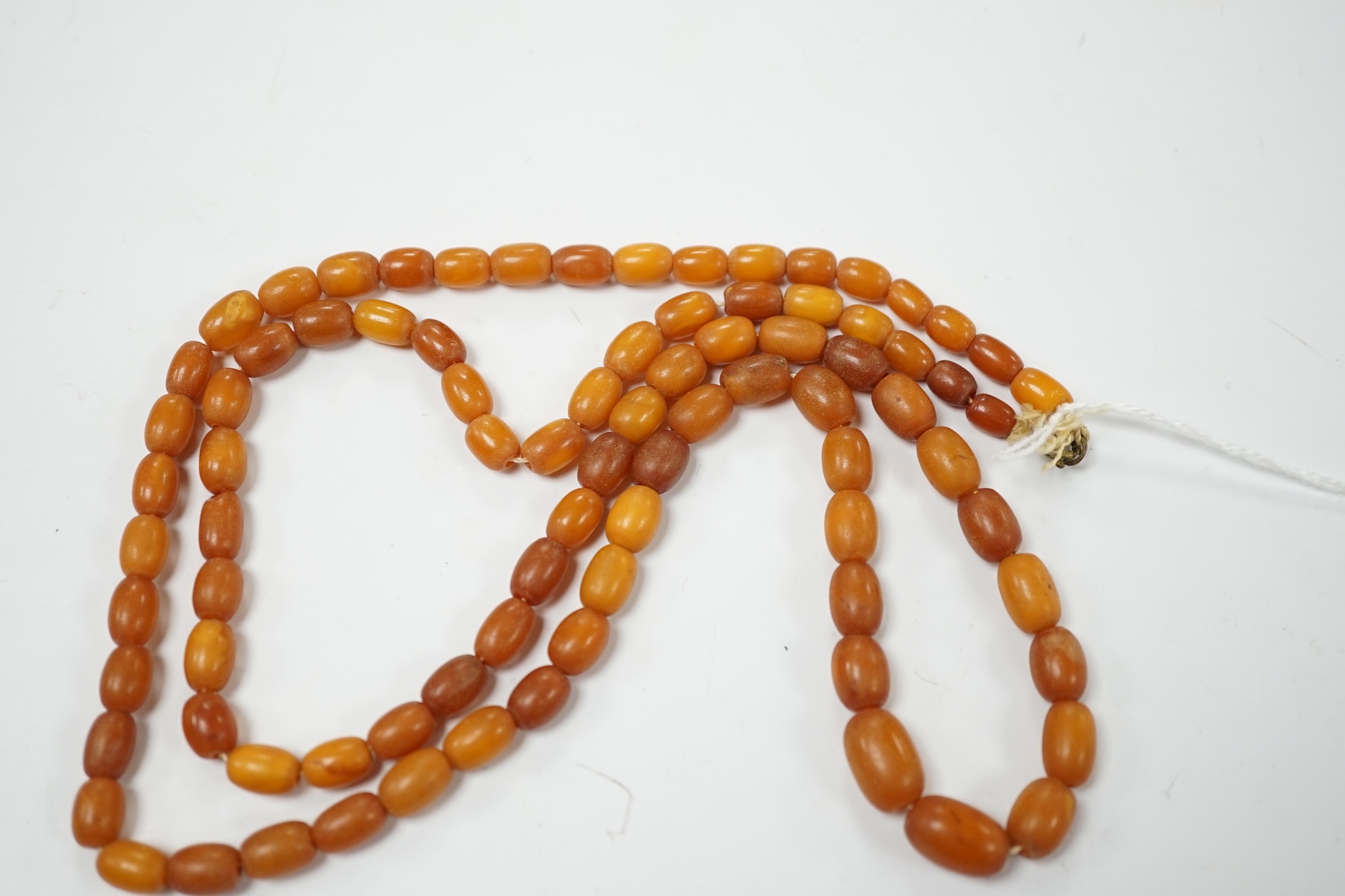 A single strand graduated amber bead necklace, 86cm, gross weight 30 grams. Condition - poor to fair